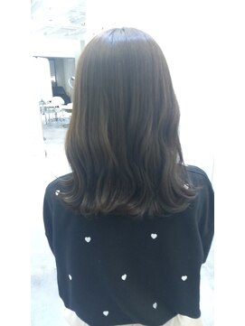 アナ ラーナ(Anna Lanna) 顔周りレイヤーカット×ダークグレージュ×韓国巻き