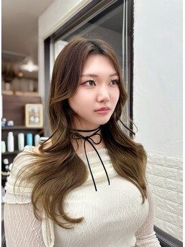 ラクシア(LucxiA) レイヤーカット/顔周りカット/センターパート/韓国ヘア/前髪