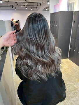 メリー オオサカ(Merly Osaka) contrast gray balayage
