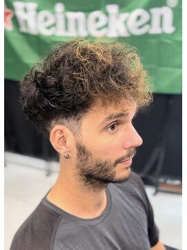 バジー バイ ディーアンドティー(Buzzy by D&T) スペインカール風カット