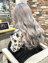 ルーナヘアー(LUNA hair)&nbsp;グレーシルバーカラー　コテ巻きスタイル