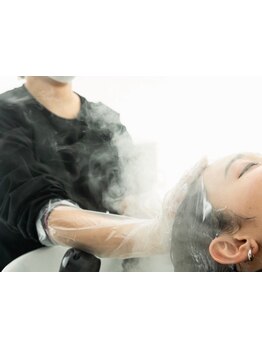 "頭浸浴"で癒しの時間を提供―。頭皮から健康な髪へ導きます。日頃の疲れやコリをほぐしてリラックス…♪