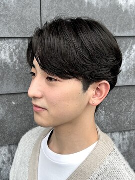 ヒュイル バイ ニアウ(Hwyl by Niau) センターパートニュアンスパーマメンズカットパーマスパイラル