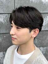 ヒュイル バイ ニアウ(Hwyl by Niau) センターパートニュアンスパーマメンズカットパーマスパイラル