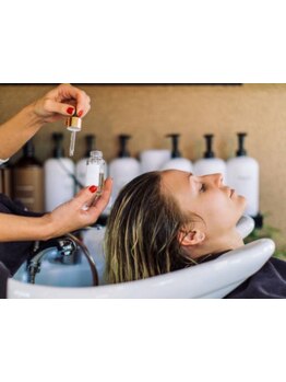 頭皮と髪に深く豊かな美しさを。