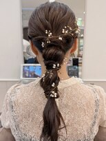 オフ(off)&nbsp;アクセサリーで華やぐタイト編みおろしヘア|結婚式|お呼ばれ