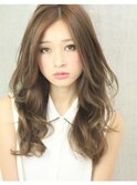 抜け感のある柔らかカールのロングヘア