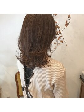 マウロア(MAULOA) “ニュアンスウルフ 束感ロブ 韓国ヘア”中西英美子