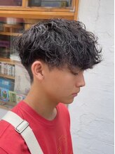 《*ヘアデザイン紹介*》髪が短めのスタイルに波巻きスパイラルパーマで、より清潔感のあるヘアに