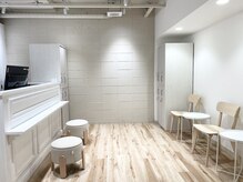 カナージュ(Canage)の雰囲気（白と淡い木目調を基調としたレセプション）
