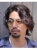 大人の波巻きスパイラルパーマミディアムロングメンズカットヘア