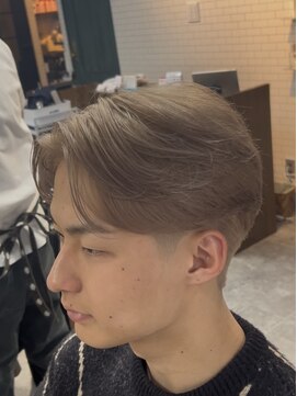 アミーゴ(AMIGO) センターパート×ホワイトベージュ ブリーチ/ダブルカラー