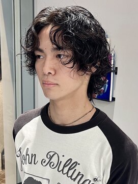 ルーシー(Lucy.) 波巻きパーマ/センターパート/スパイラル/メンズパーマ