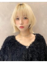 トルネード(TORNADO) ホワイトカラー ブロンドハイトーン外ハネレイヤーカットM1109