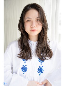 マグノリア オモテサンドウ(MAGNOLiA Omotesando) 長めバングで顔まわり可愛い柔らかニュアンスパーマ・・・HINATA