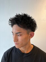 《*アップバング×ツイストスパイラルパーマ*》ビジネス寄りのスタイルで、より大人男性の印象に◎[メンズ]