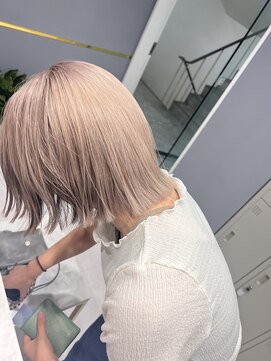 シカ 神戸三宮元町店(Cica) ミルクティーベージュ ハイトーン ブリーチ ボブ 三宮