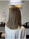 ベージュ。ブリーチ有り。