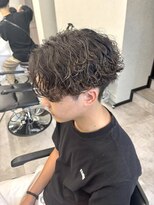 コードバイケンジ 戸塚(CODE by KENJE)&nbsp;センターパート×波巻きパーマでこなれ感アップ