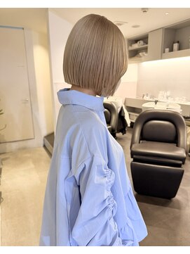 ニコフクオカヘアーメイク(NIKO Fukuoka Hair Make) 切りっぱなしボブ/ミルクティーベージュ/ブロンド