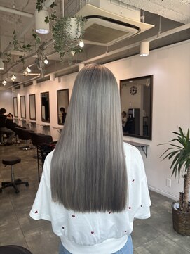 イリ 梅田(ili) グレージュカラー