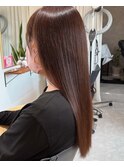 派手すぎないツヤピンク