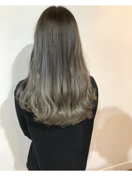 ヘアデザイン ソラ(Sola) ホワイトグレージュグラデーション 毛先カールロング