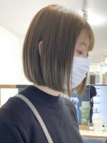 エリマ 調布(elima)&nbsp;ベージュ前下がりボブ イルミナカラー 前髪あり 簡単セット