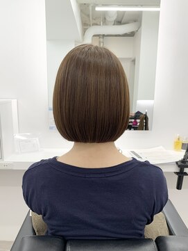 イレス 札幌駅南店(IRESU) ミディアムヘア斜めバンググレージュカラーシルキーベージュ