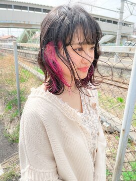 コジック ヘアアンドアイ(Cogic hair & eye) くびれ巻き+ミディ 暗髪+鮮やかピンクセクションカラー