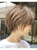 くびれショートカット　丸みショートボブ　ハイライトカラー