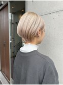 ハイブリーチダブルカラーホワイトブロンド×ひし形ショートボブ
