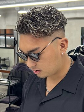 ニコ トウキョウ ロジック(nico TOKYO Logic) 極道パーマホワイトメッシュフェード短髪メンズ髪型