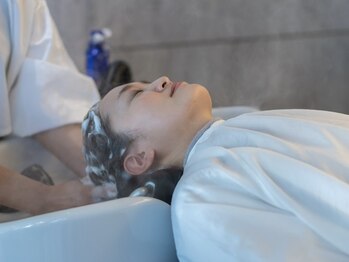 モッズ ヘア 京都店(mod's hair)の写真/【烏丸御池5分】頭皮をほぐし、髪の芯から健やかに導く。頭皮環境改善.血行促進効果でエイジングケアにも◎