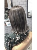 ホワイトグレージュバックコームハイライト