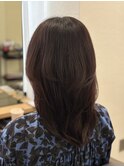 肩よりも少し長めのミディアムロングヘア