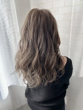 アルマフォー(Alma four) 大人のミルクティーベージュカラー