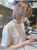大人美人ブリーチワンカラーぱっつんミニボブホワイトベージュ