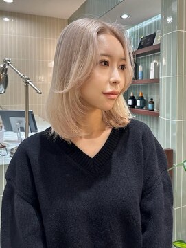 ホワイトベージュバタフライレイヤーカット