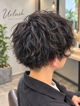 ウルッシュ(Urlush)の写真/ツイストや波巻きで旬な髪へ!ビジネスもプライベートも決まる清潔感と個性を両立するメンズスタイルを◎
