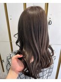 暗めグレージュ