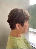 柔らかブラウンで上品に。大人ミセスショート
