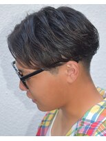 フリーク バーバーショップ 都島店(FREAK BARBER SHOP)&nbsp;黒髪ニュアンスフェザーパーマツーブロックセンターパート