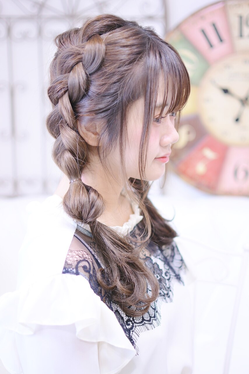 おさげ髪 言語学的にマニアックな髪型のプロンプト(Pigtail Braids