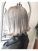 シースルーハイライト×シルバーホワイト×外ハネボブ