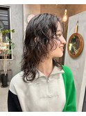 ミディアムウルフレイヤー　パーマ　スパイラルくせ毛風
