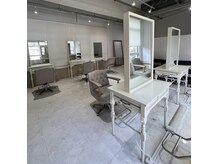 アグゼ(axe)の雰囲気（白を貴重とした清潔感のある空間）