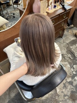 チャプター 問屋町(chapter) ケアブリーチミルクティーグレージュカラーレイヤーカット韓国