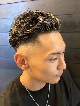 ディスイズバーバーフォース(THIS IS BARBER 4th) スキンフェード オールバック パーマ シルバーメッシュ