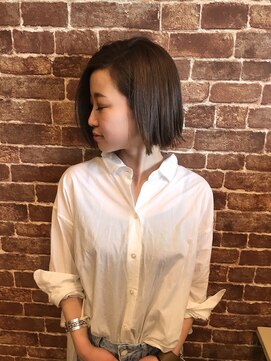 リラ バイ クオーレ(LIRA by CUORE) 切りっぱなしボブ